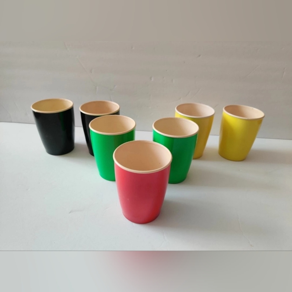 7 Plastic Cups Germany 1 Red 2 Green 2 Black 2 Yellow